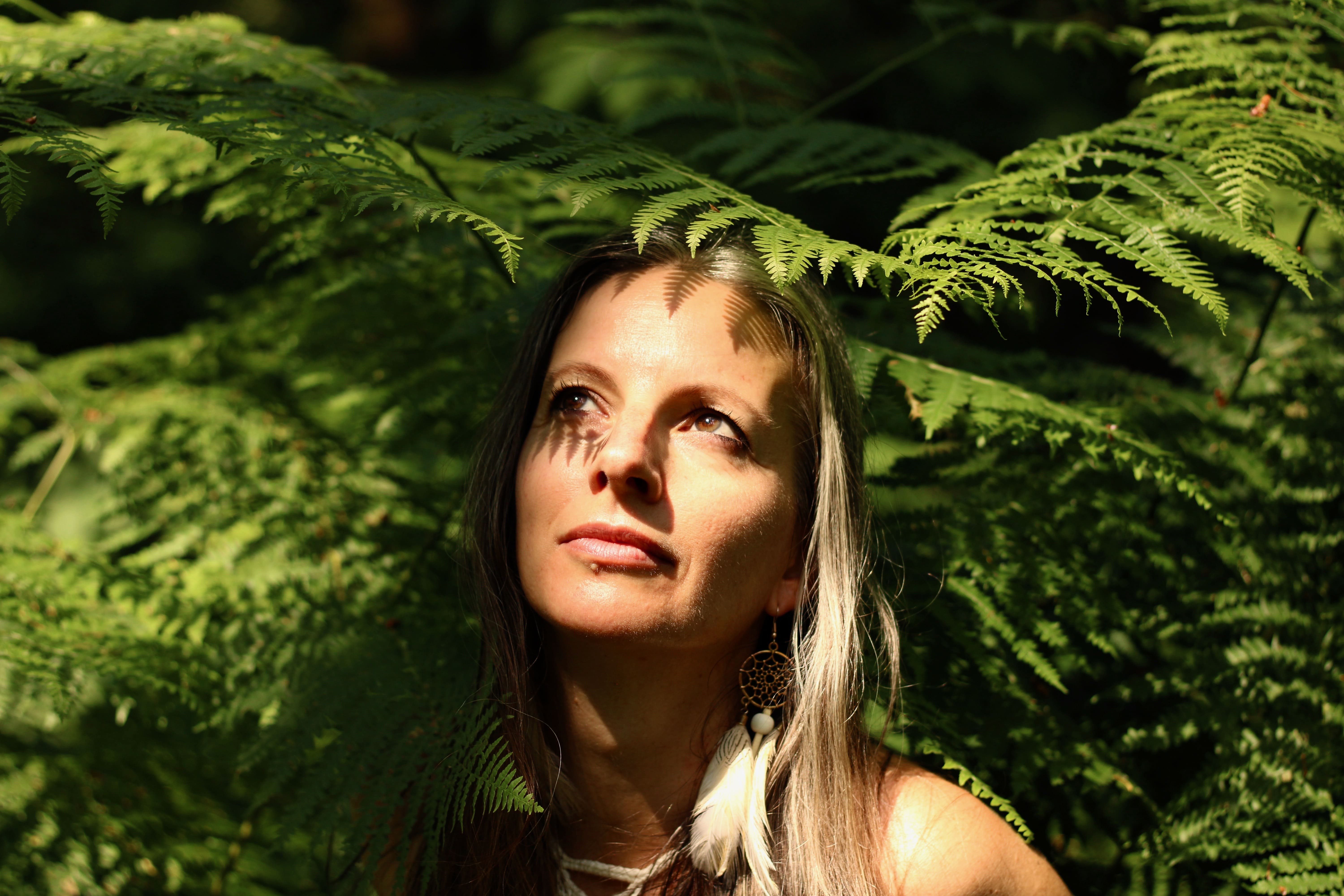 Cécilia, le regard tourné vers l'horizon